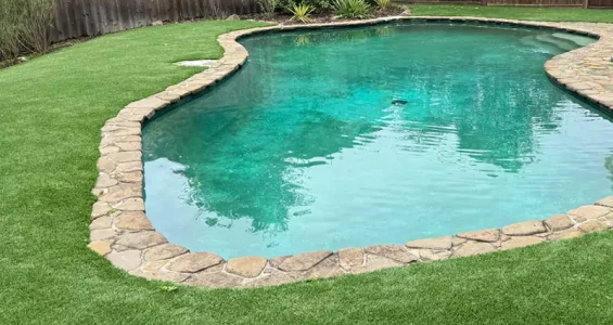 artificial-grass-around-swimming-pools-2-6709b41402d39