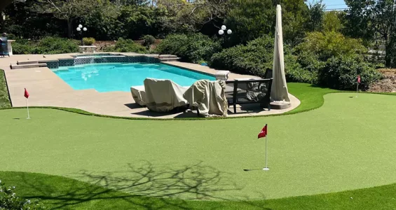 artificial-grass-around-swimming-pools-3-6709b413e21dc