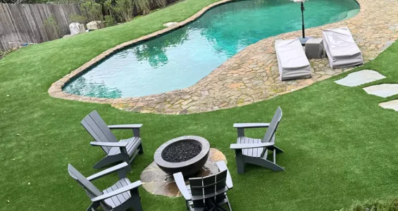 artificial-grass-around-swimming-pools-4-6709b412115d7